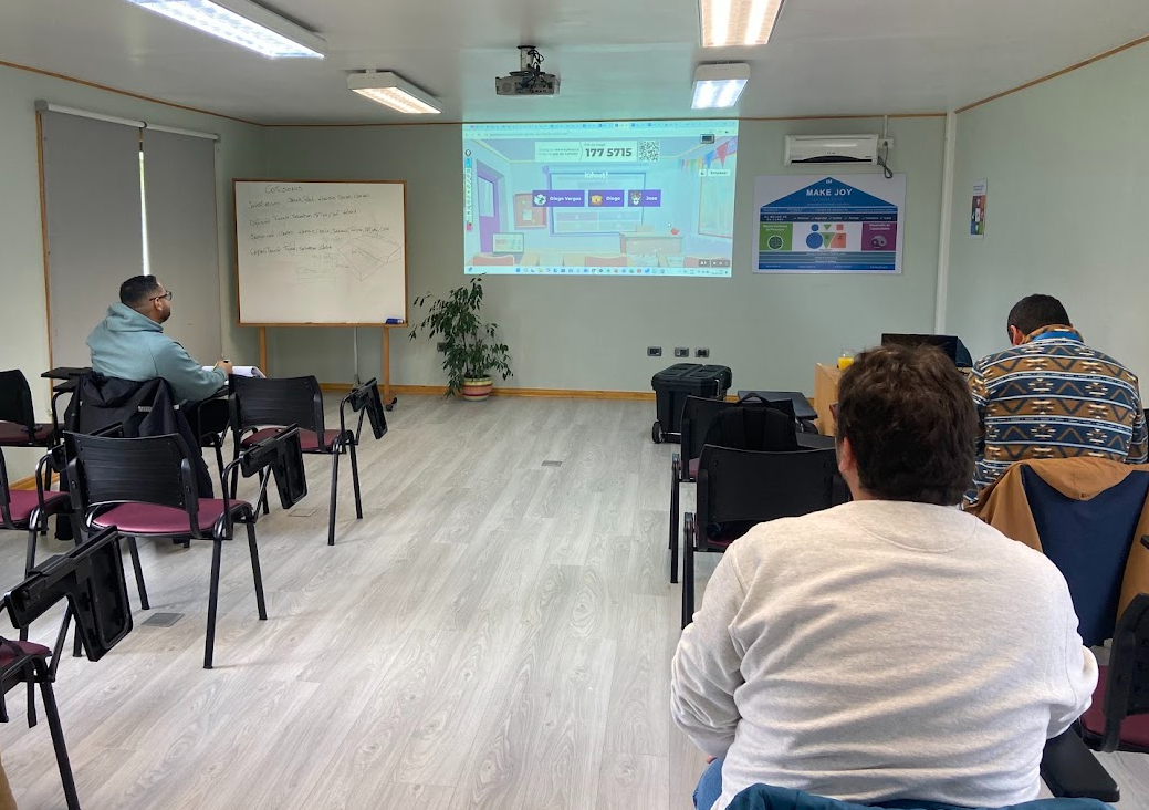 Participantes en una clase teórica de capacitación técnica FAM