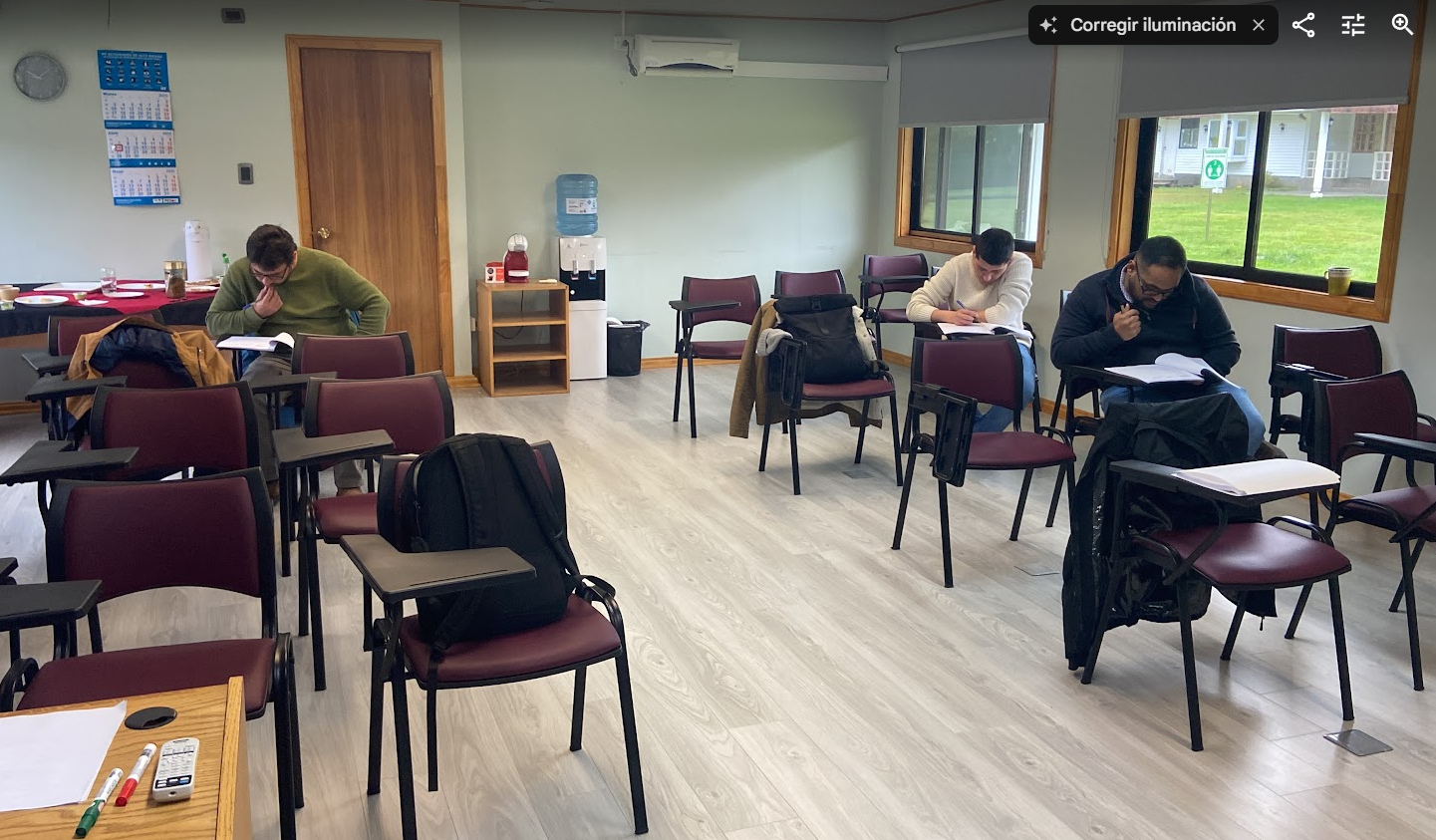 Participantes desarrollando una evaluación durante un curso FAM