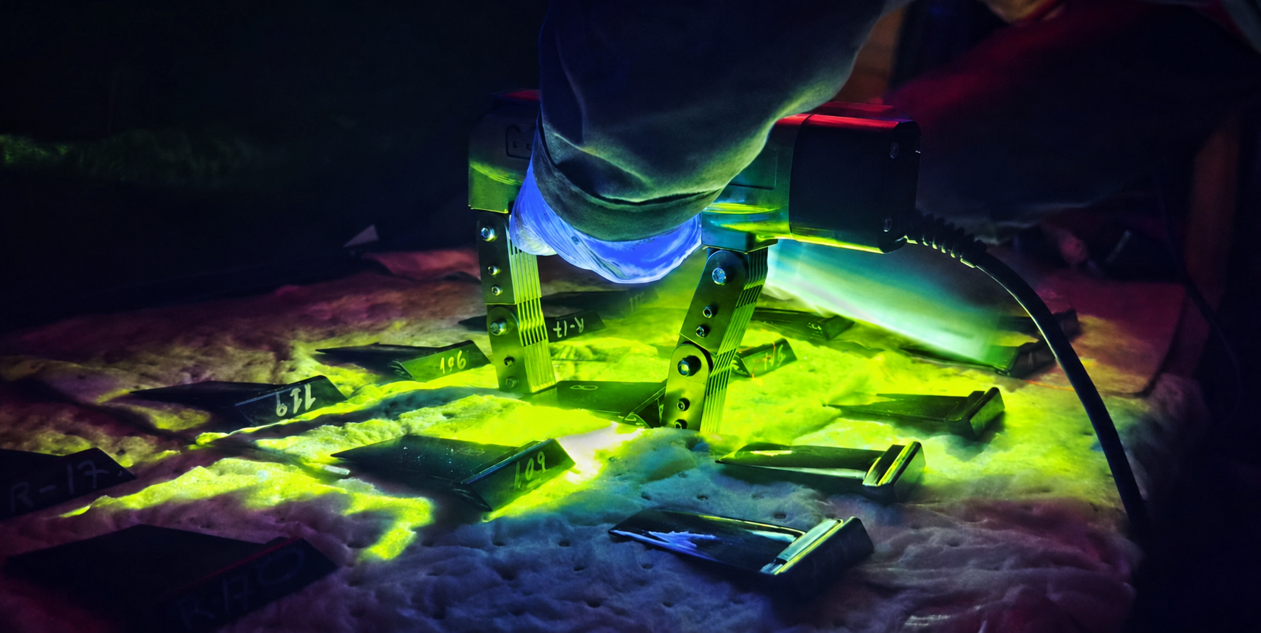Inspección mediante técnica fluorescente bajo luz ultravioleta