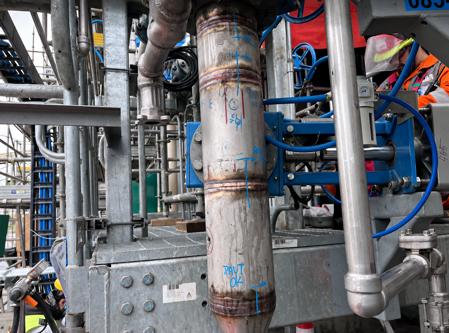 Sistema PAUT instalado para inspeccionar soldaduras en cañerías industriales