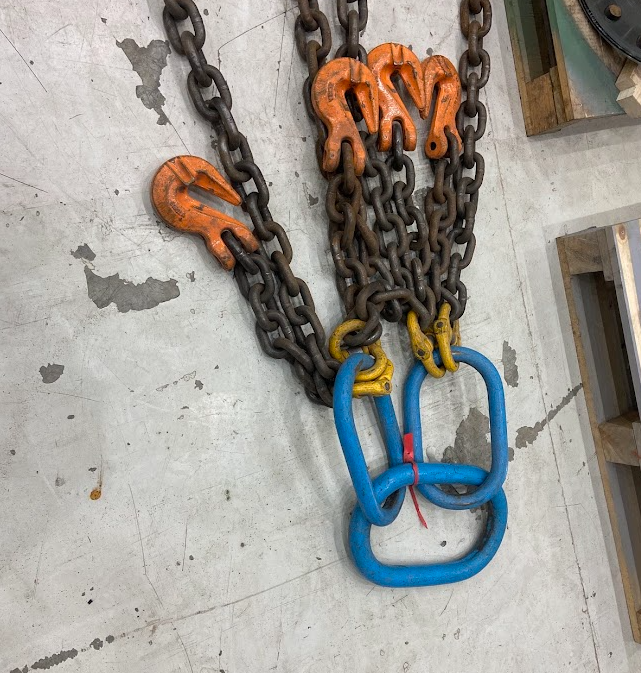 Conjunto de cadenas, ganchos y eslabones maestros para inspección de elementos de izaje