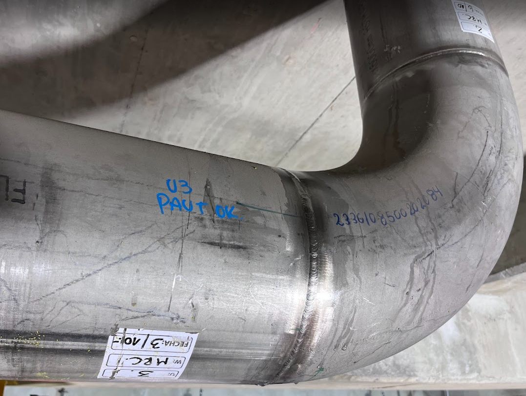 Soldadura circunferencial de un codo industrial inspeccionada mediante PAUT
