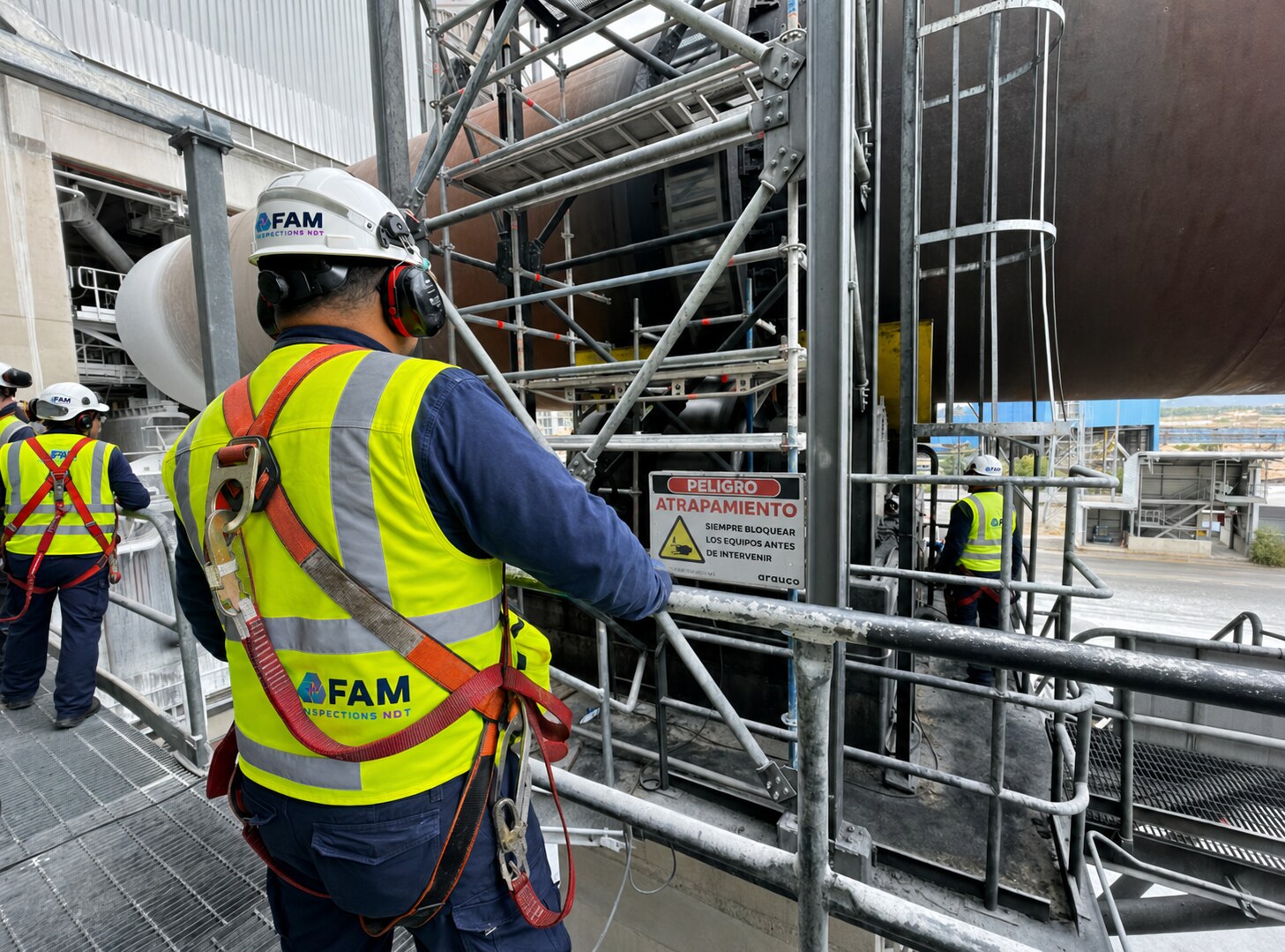 Inspectores FAM realizando supervisión técnica en un proyecto industrial